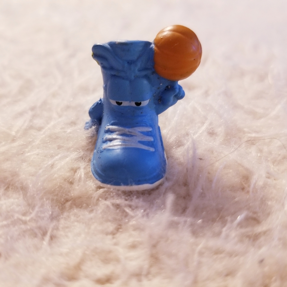 Zuru Smashers Sport Smash Gear Figure Blue Sneaker Basketball #89 Pencil Topper